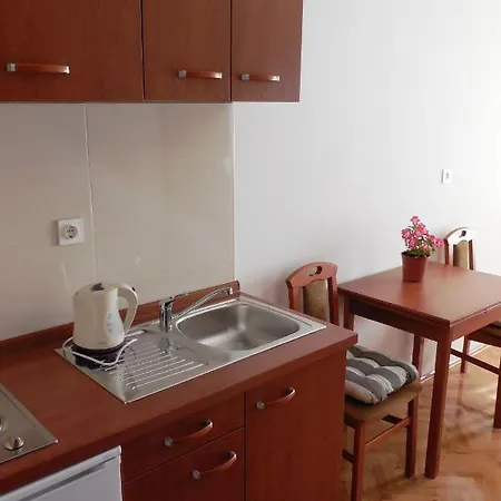 Apartment And Maslina Podgora